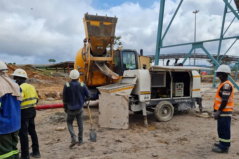 Concrete Pump DHBT40 and Self Loading Concrete Mixer Truck HMC350 in Ghana