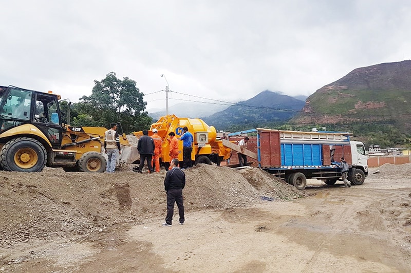 DHBT15 concrete mixer with pump works in Peru