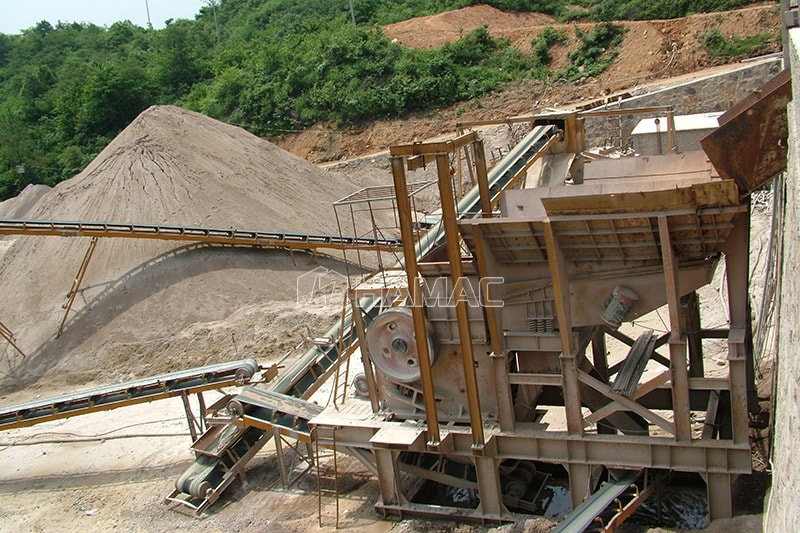 Vibrating feeder and jaw crusher on steel structure