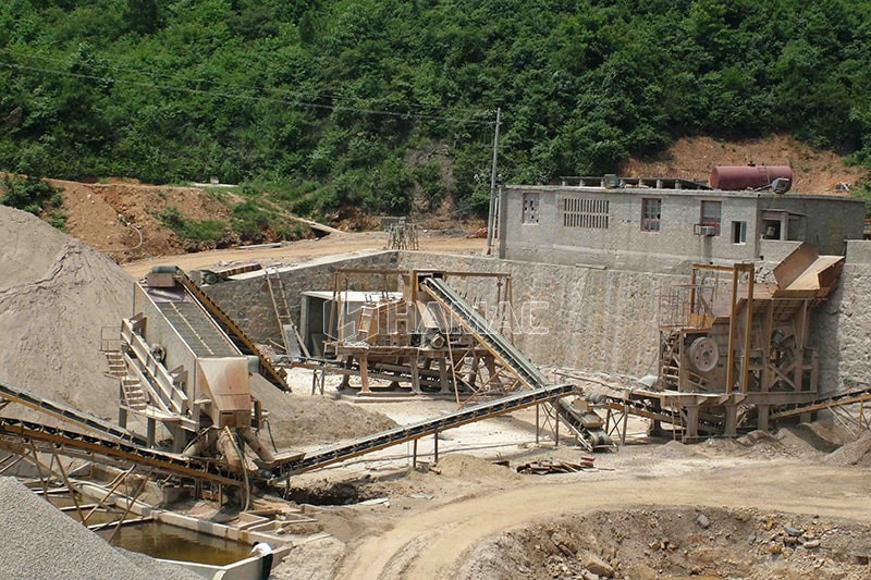 Small occupation area crushing and screening plant