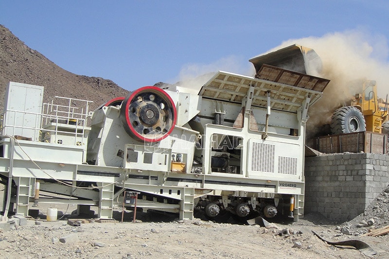 The wheel loader feed the jaw crusher