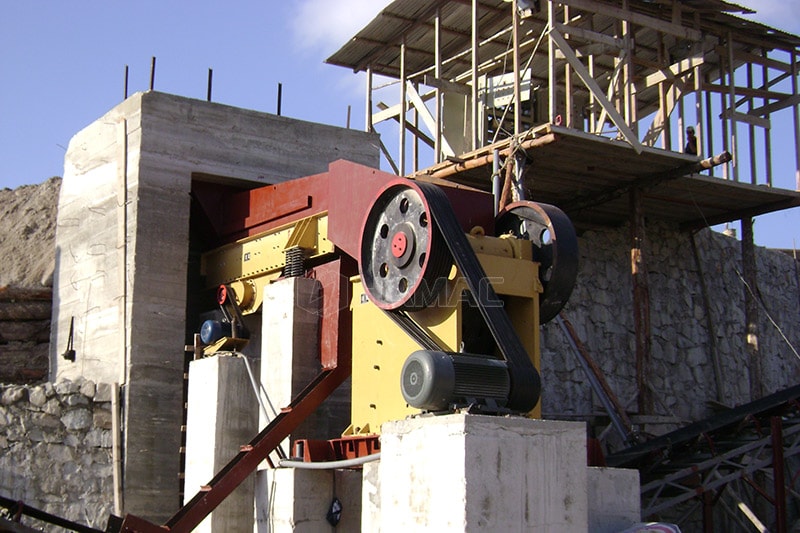 Vibrating feeder and jaw crusher