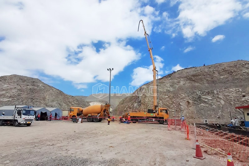 30m Concrete boom pump works together with concrete transit mixer