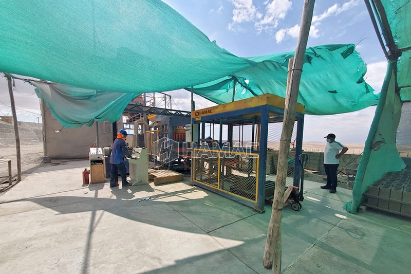 QT4-15 concrete block making machine works in Ica, Peru