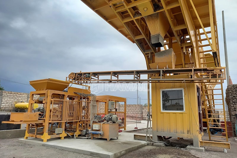 Belt conveyor under the discharge opening of concrete mixer