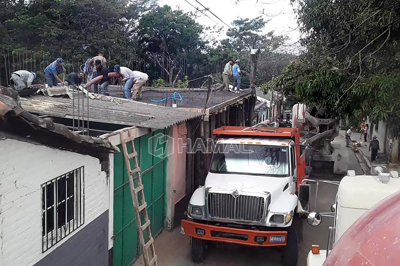 DHBT50 concrete pump is delivering concrete from mixer truck to the roof in Salvador.