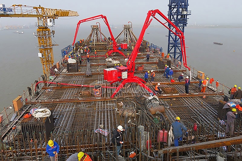Spider concrete placing boom working site 