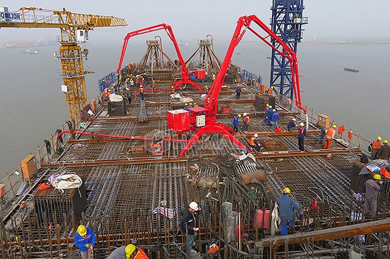 Spider concrete placing boom working site
