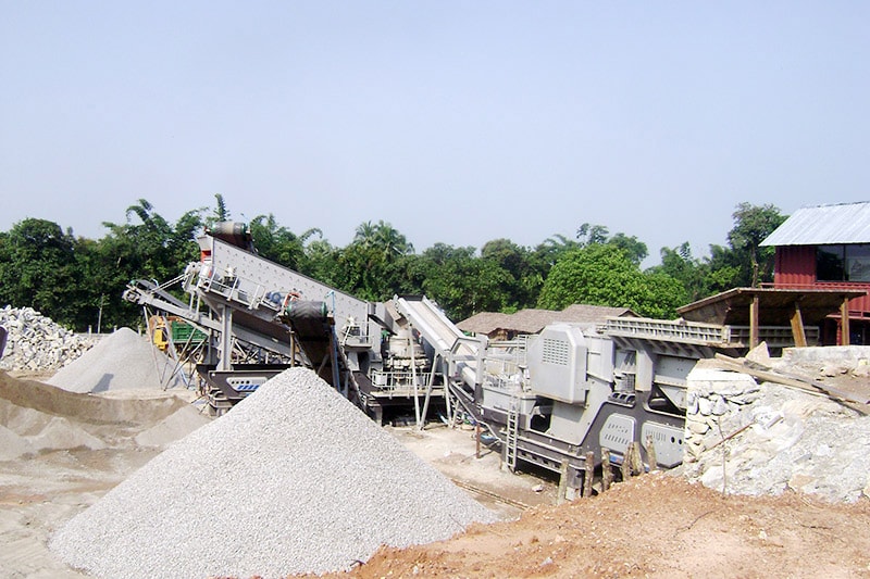 Wheel-mounted mobile crushing station