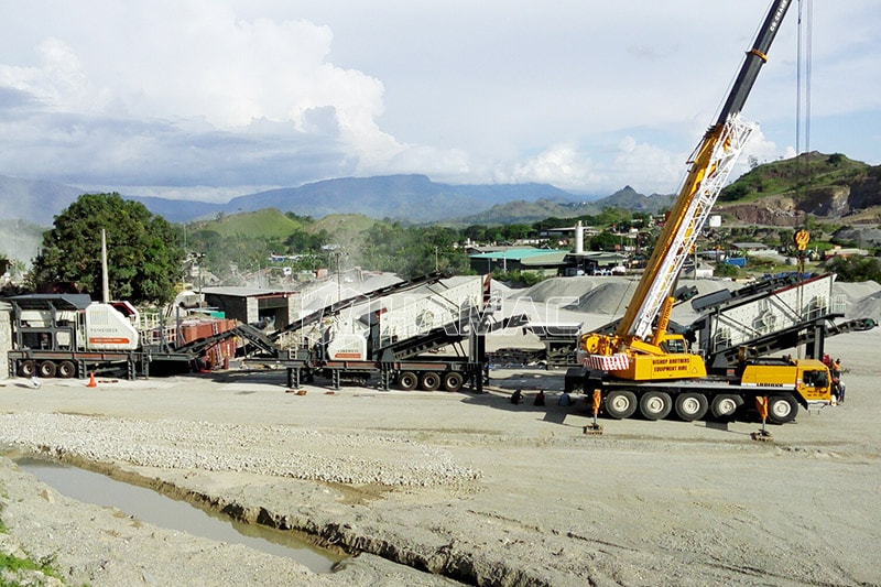 Crawler mobile crushing station