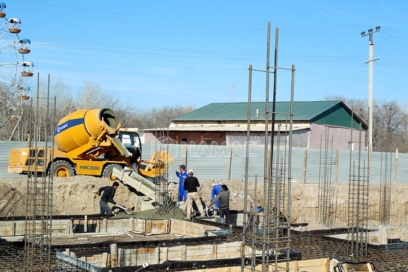 Self-loading concrete mixer works at site