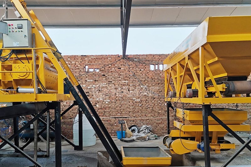 Aggregate batching machine to weigh the aggregates and sande