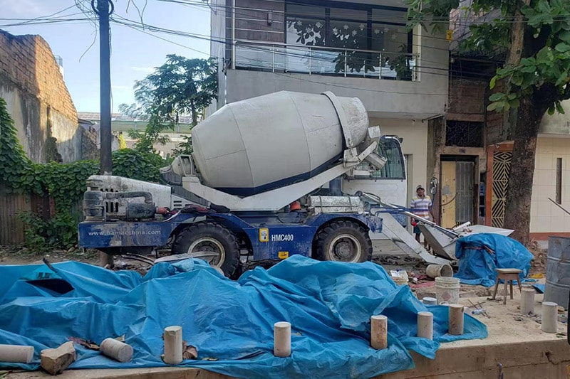 Self-loader concrete mixer works in Peru