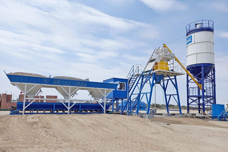 Skip hoist type concrete batch plant