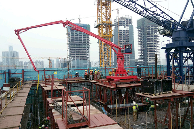 32 m self-climbing concrete placing boom