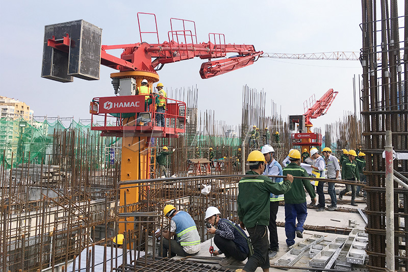 32 m self-climbing concrete placing boom