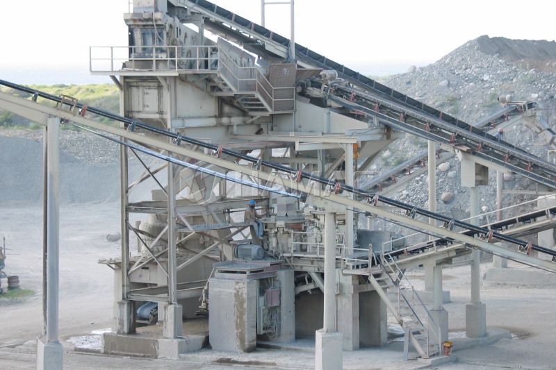 Multi-cylinder hydraulic cone crusher working in a crushing plant