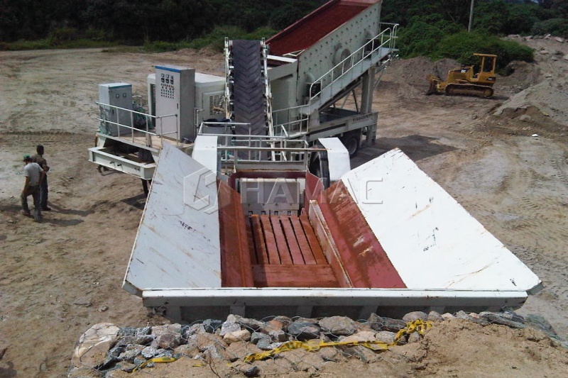 Mobile crushing and screening plant